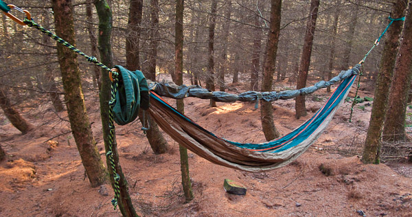 A fixed ridge line between the hammock ends gives a consistant hanging position -  2017 - Gary Waidson - Ravenlore.